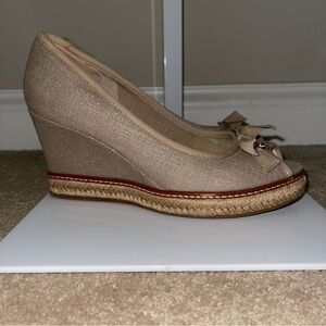 Tory Burch Beige Linen Peep Toe Espadrille Wedge Heels Bow Logo Charm